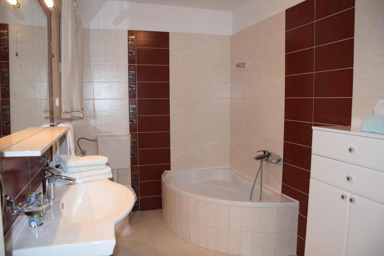 Apartmani Rosina Supetarska Draga Ngoại thất bức ảnh
